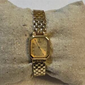 Seiko Vintage V400-5608 Gold Tone Quartz Analog Ladies Watch